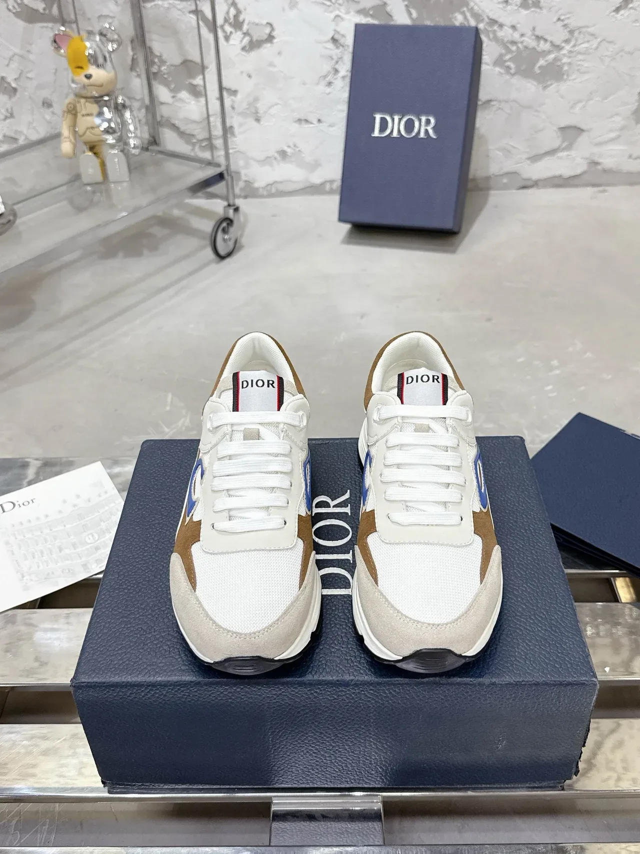 Dior Chaussures lifestyle beige et marron avec upper en mesh layered et suede, logo triangular bleu sur le côté 3