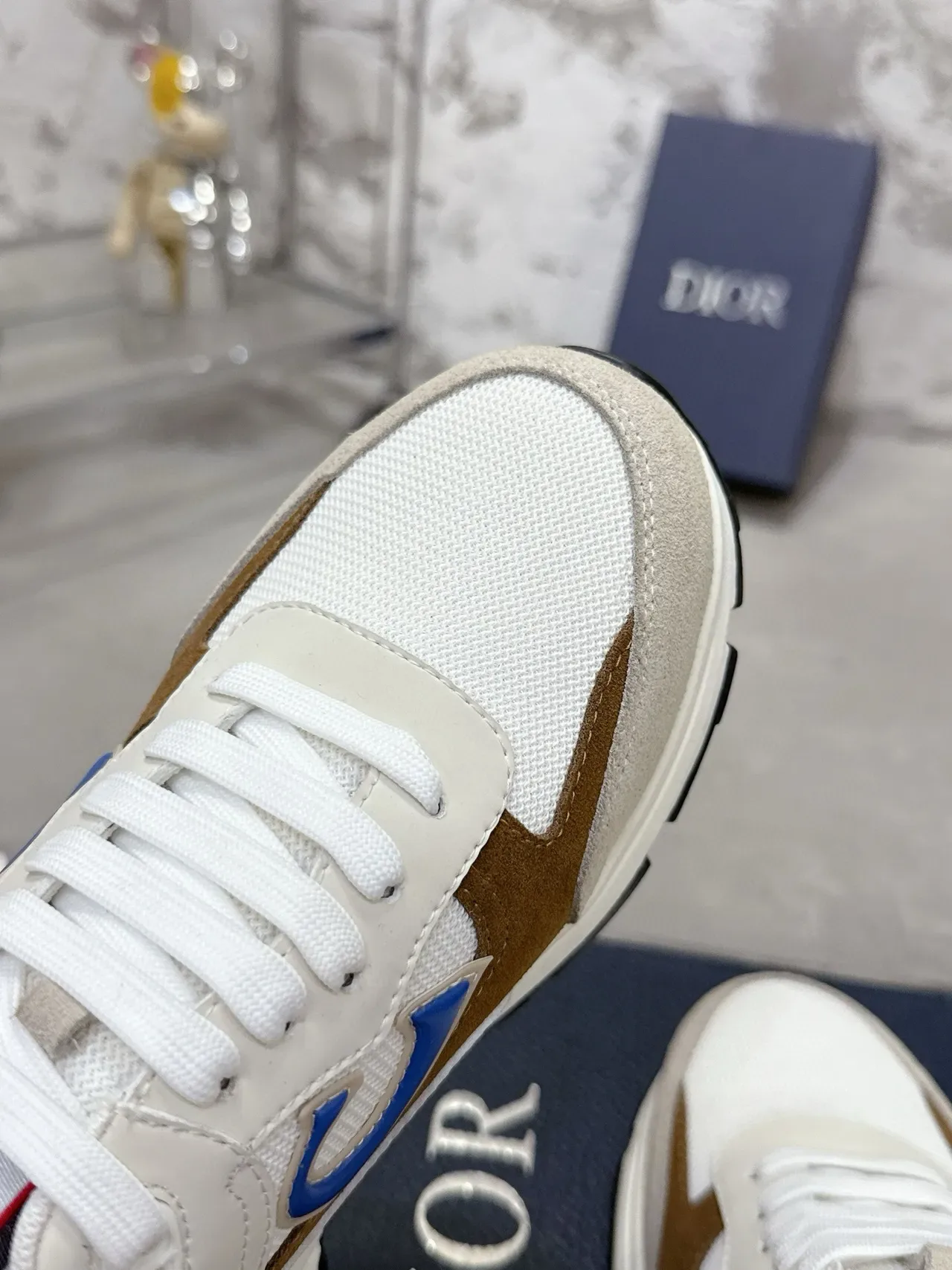 Dior Chaussures lifestyle beige et marron avec upper en mesh layered et suede, logo triangular bleu sur le côté 4