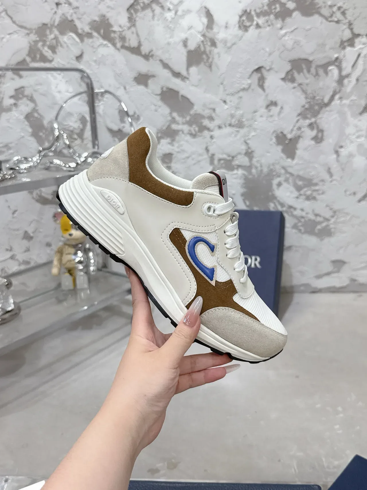 Dior Chaussures lifestyle beige et marron avec upper en mesh layered et suede, logo triangular bleu sur le côté 5