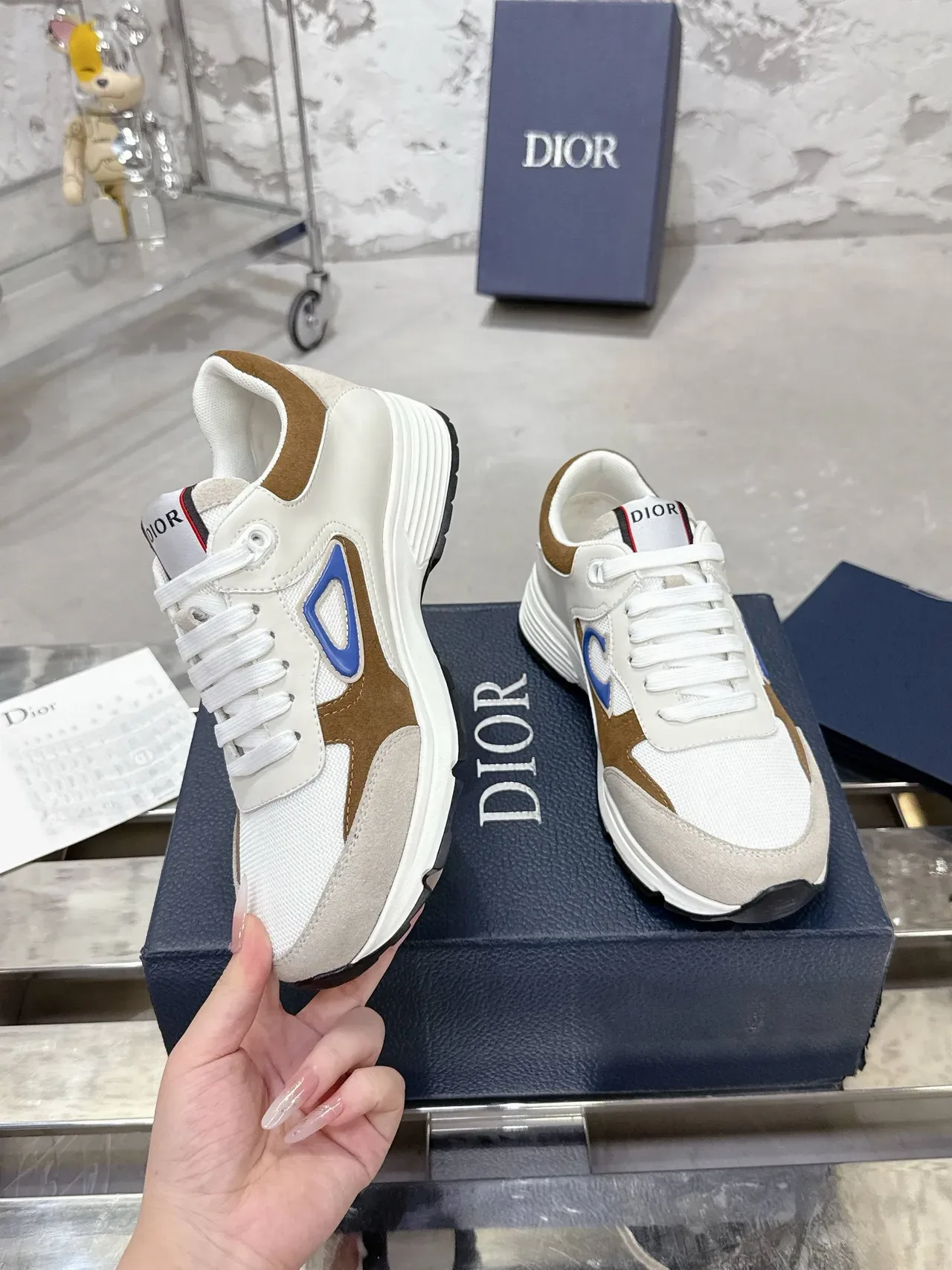 Dior Chaussures lifestyle beige et marron avec upper en mesh layered et suede, logo triangular bleu sur le côté 6