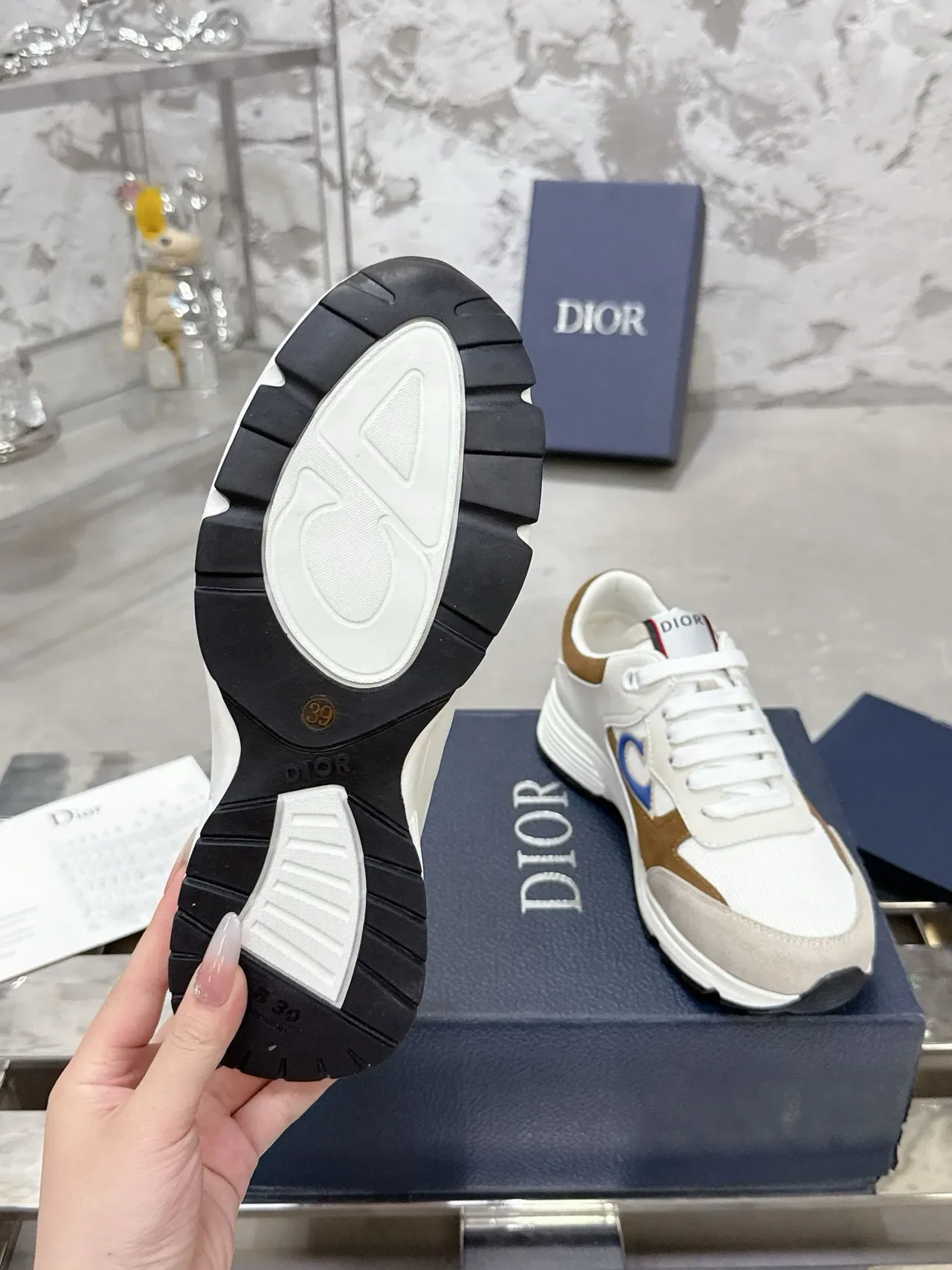 Dior Chaussures lifestyle beige et marron avec upper en mesh layered et suede, logo triangular bleu sur le côté 7