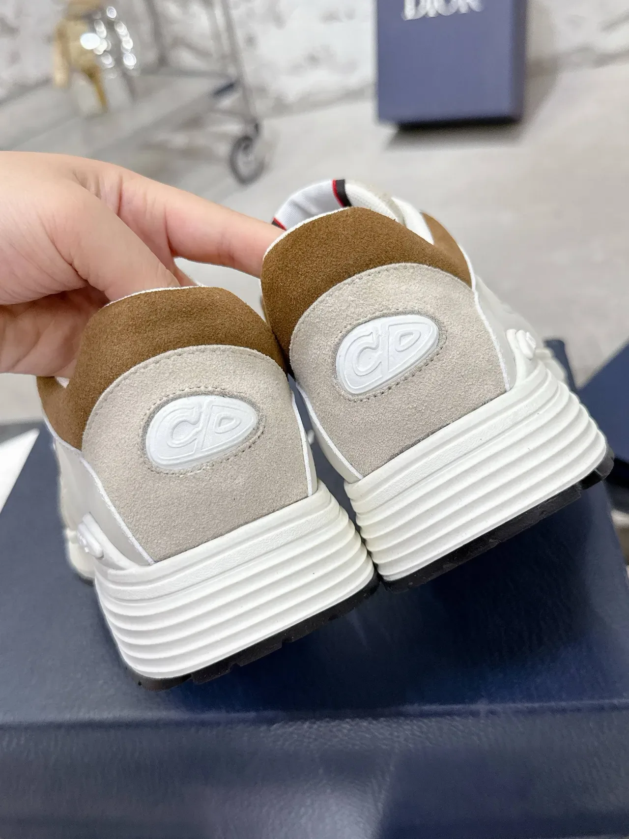 Dior Chaussures lifestyle beige et marron avec upper en mesh layered et suede, logo triangular bleu sur le côté 8