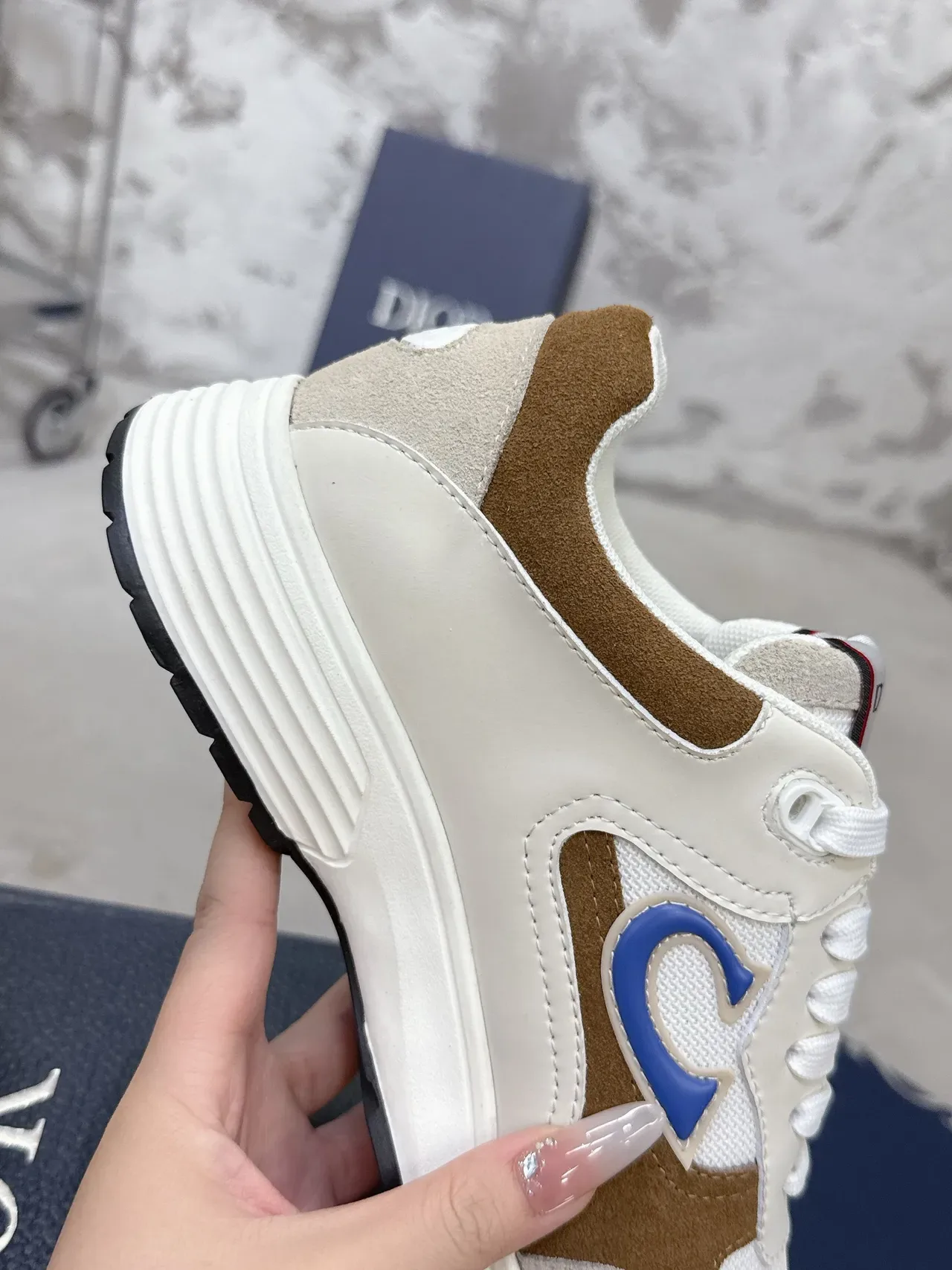 Dior Chaussures lifestyle beige et marron avec upper en mesh layered et suede, logo triangular bleu sur le côté 9