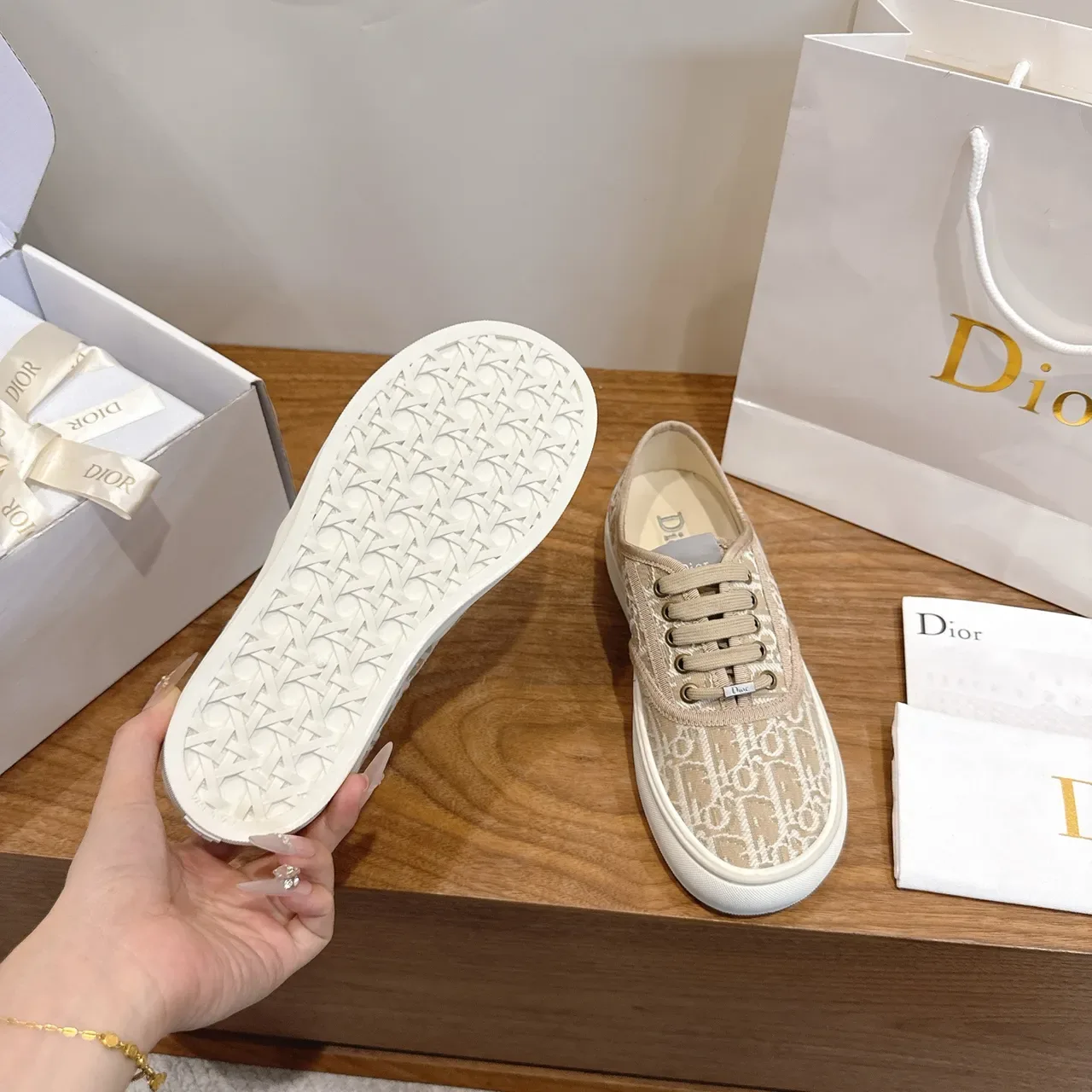 Dior Tênis Bege Branco Monogram Jacquard Canvas Low-Top com Cadarço Lifestyle 2