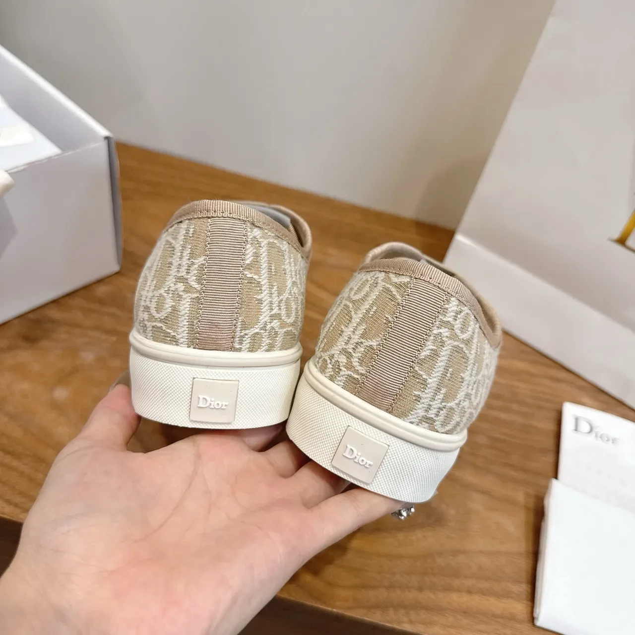 Dior Tênis Bege Branco Monogram Jacquard Canvas Low-Top com Cadarço Lifestyle 3