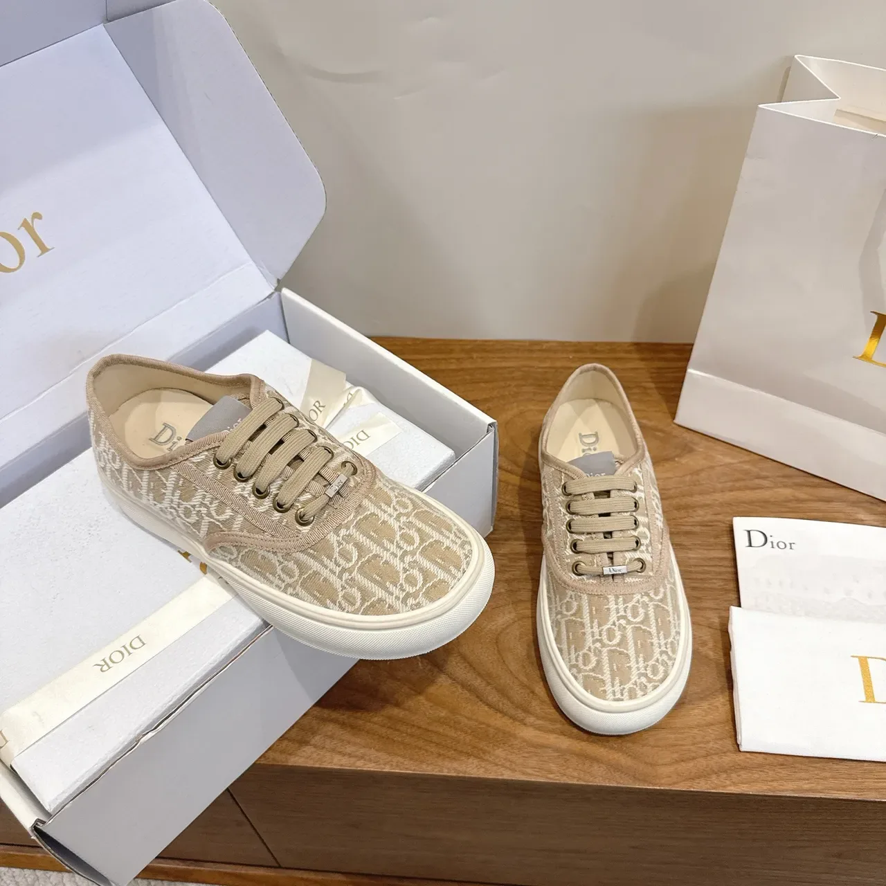Dior Tênis Bege Branco Monogram Jacquard Canvas Low-Top com Cadarço Lifestyle 4