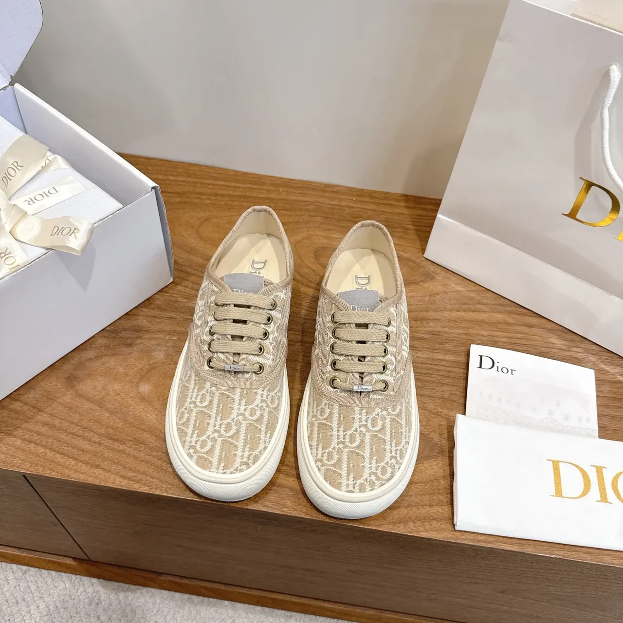 Dior Tênis Bege Branco Monogram Jacquard Canvas Low-Top com Cadarço Lifestyle 5