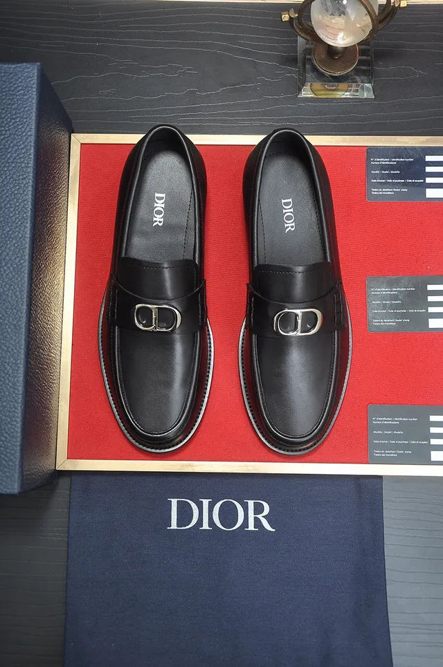 Dior أسود فضي جلد ناعم معدن D مشبك تفصيل لوفر 2