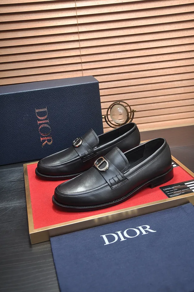 Dior أسود فضي جلد ناعم معدن D مشبك تفصيل لوفر 4