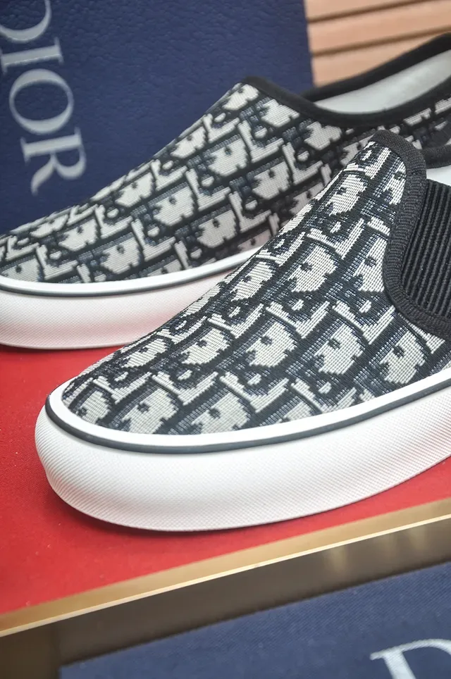 Dior কালো সাদা স্লিপ-অন মনোগ্রাম ক্যানভাস লাইফস্টাইল স্নিকার 2