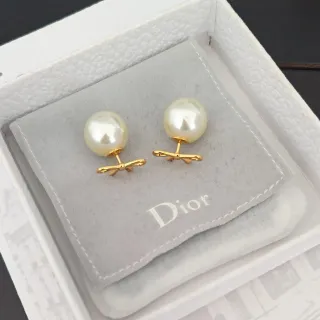 Dior বাও পার্ল স্টাড কানের দুল