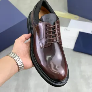 Dior बर्गंडी काला हाई ग्लॉस पेटेंट लेदर कैप टू ऑक्सफोर्ड जूते