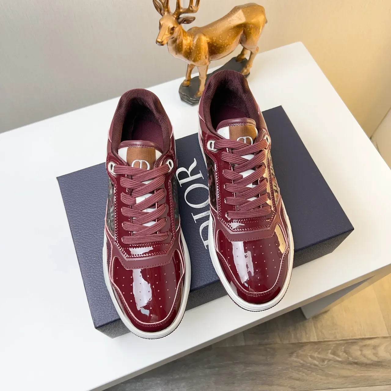 Dior 酒红白 亮面漆皮 侧面印花 生活运动鞋 4