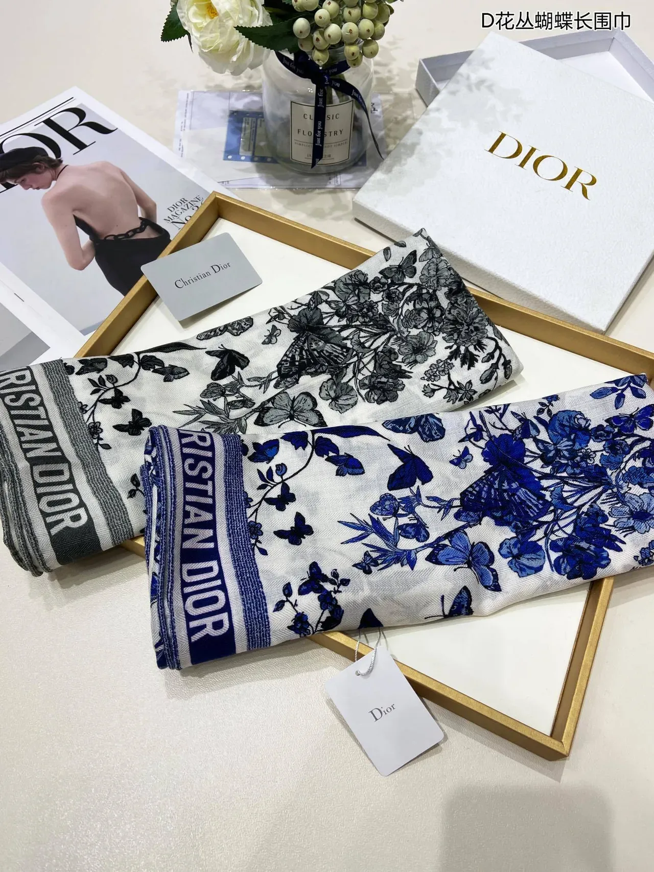Dior Écharpe de Soie Motif Floral de Papillon Bleu et Blanc 3