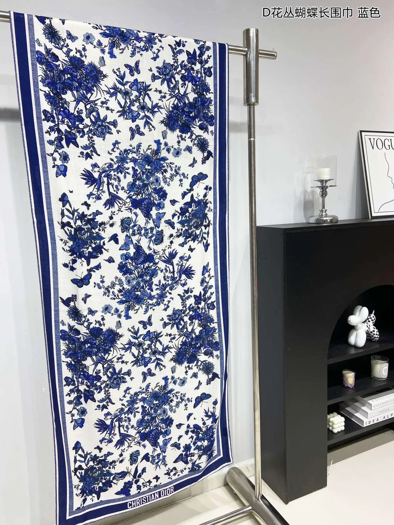 Dior Écharpe de Soie Motif Floral de Papillon Bleu et Blanc 4