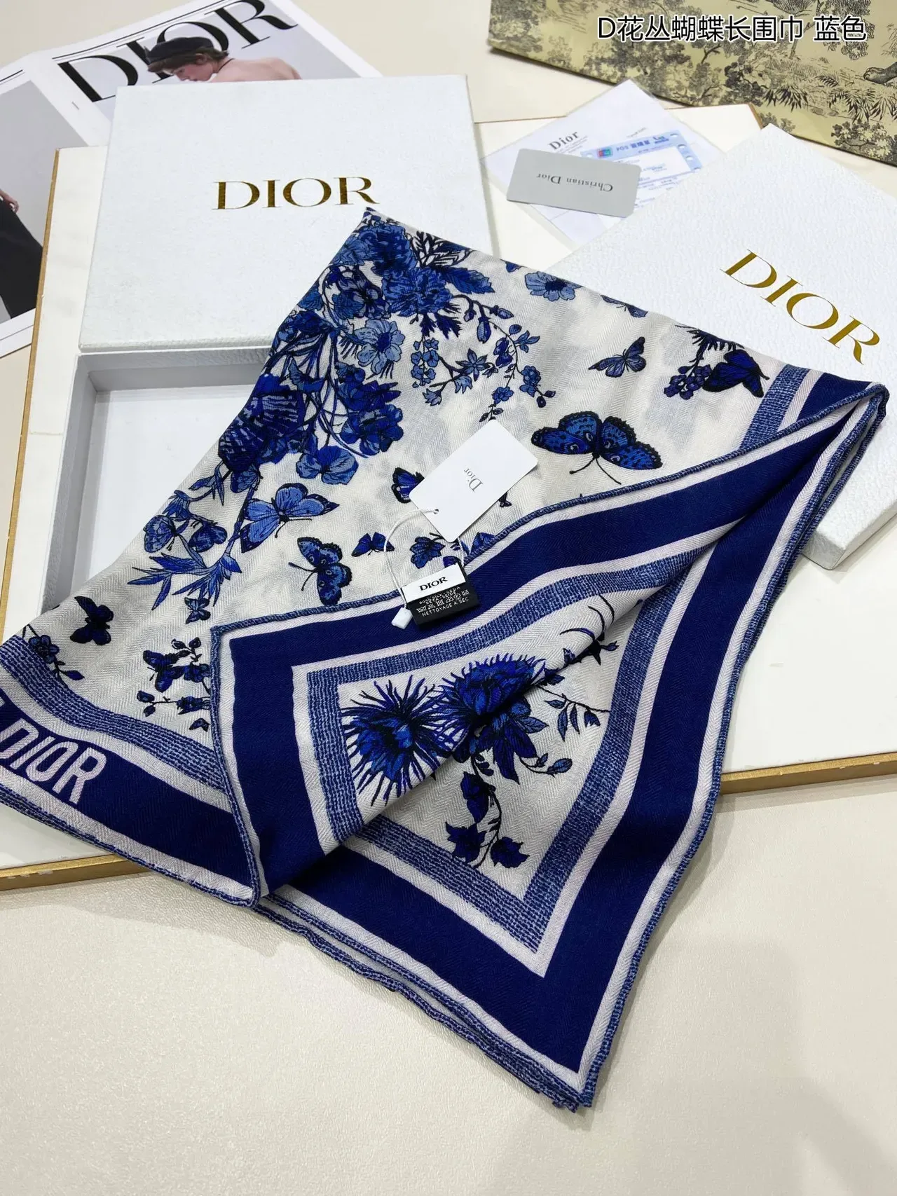 Dior Écharpe de Soie Motif Floral de Papillon Bleu et Blanc 5