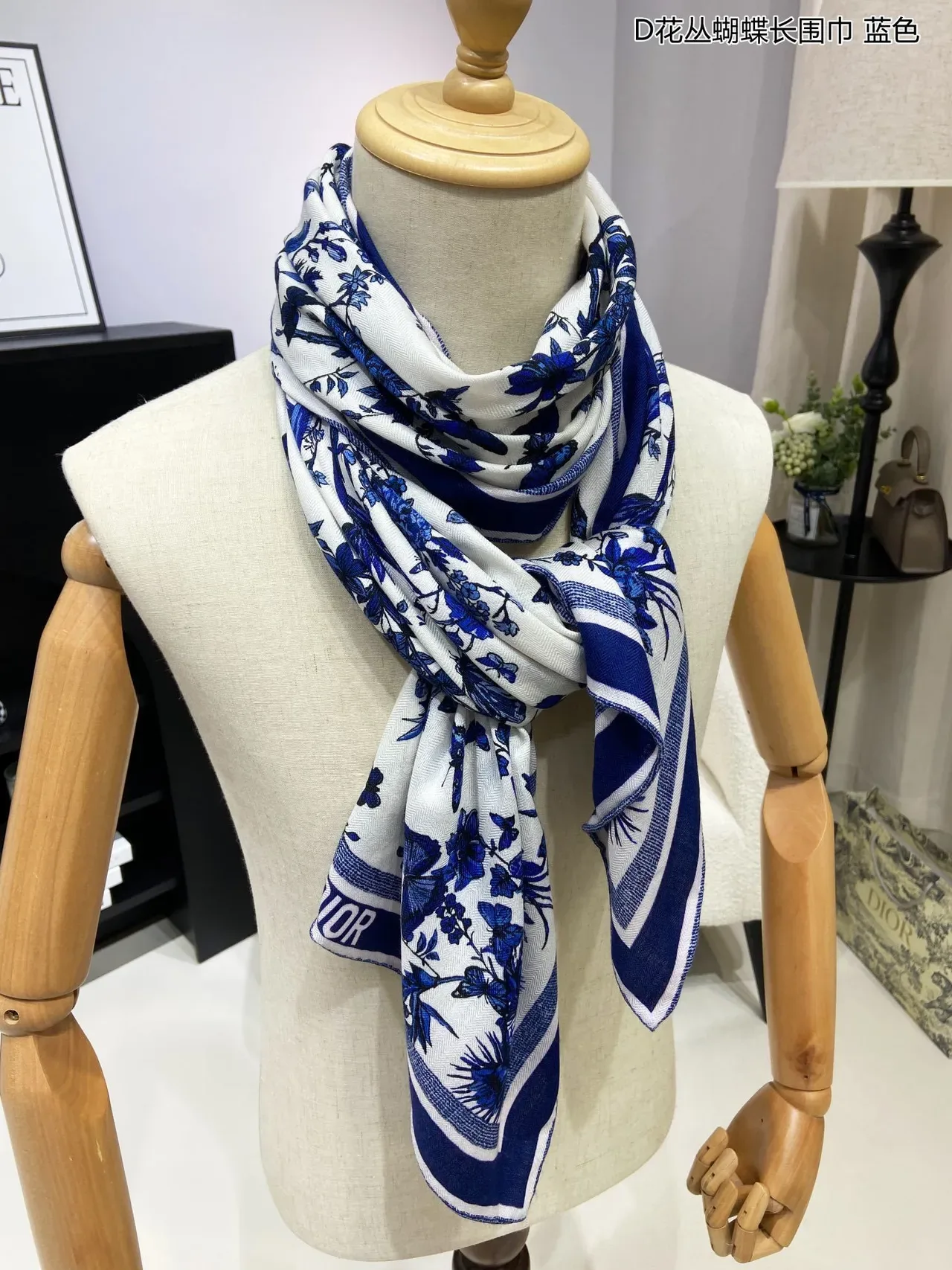 Dior Écharpe de Soie Motif Floral de Papillon Bleu et Blanc 6