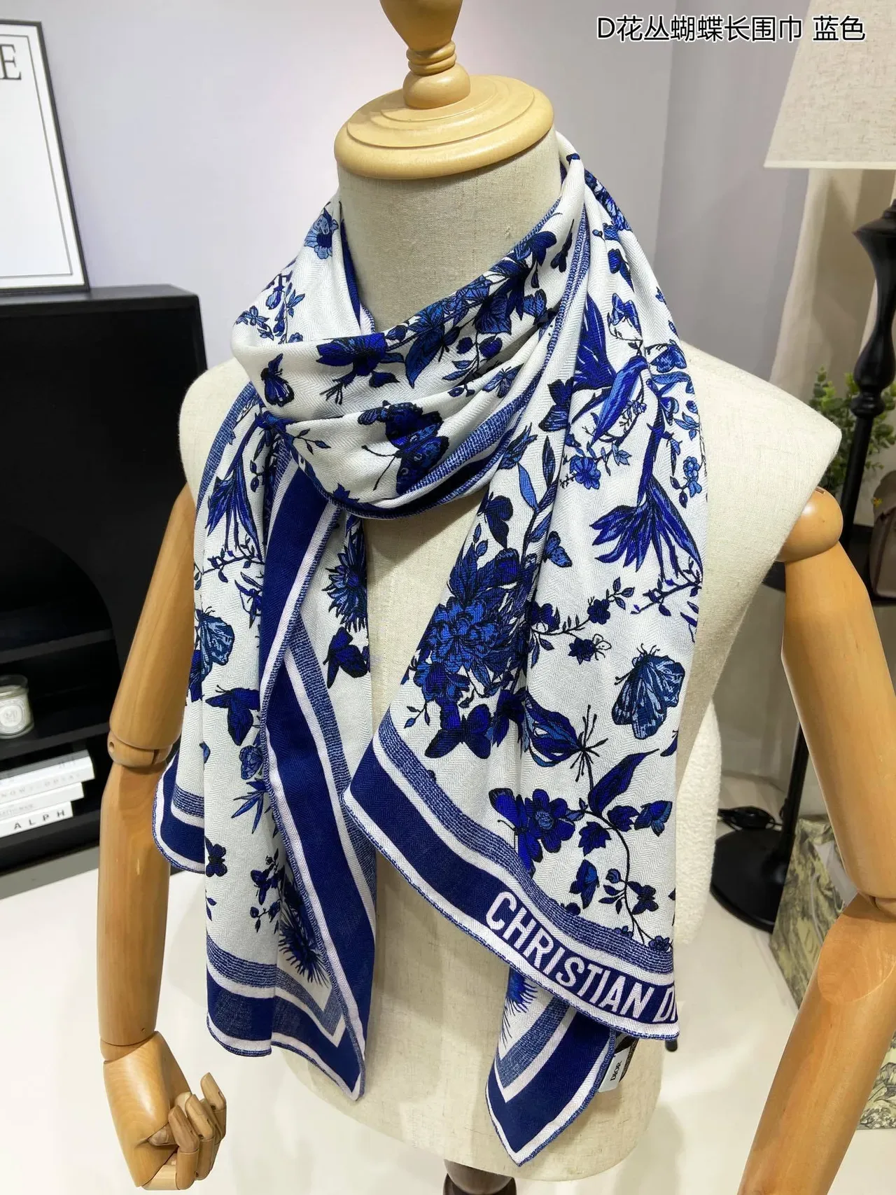 Dior Écharpe de Soie Motif Floral de Papillon Bleu et Blanc 7