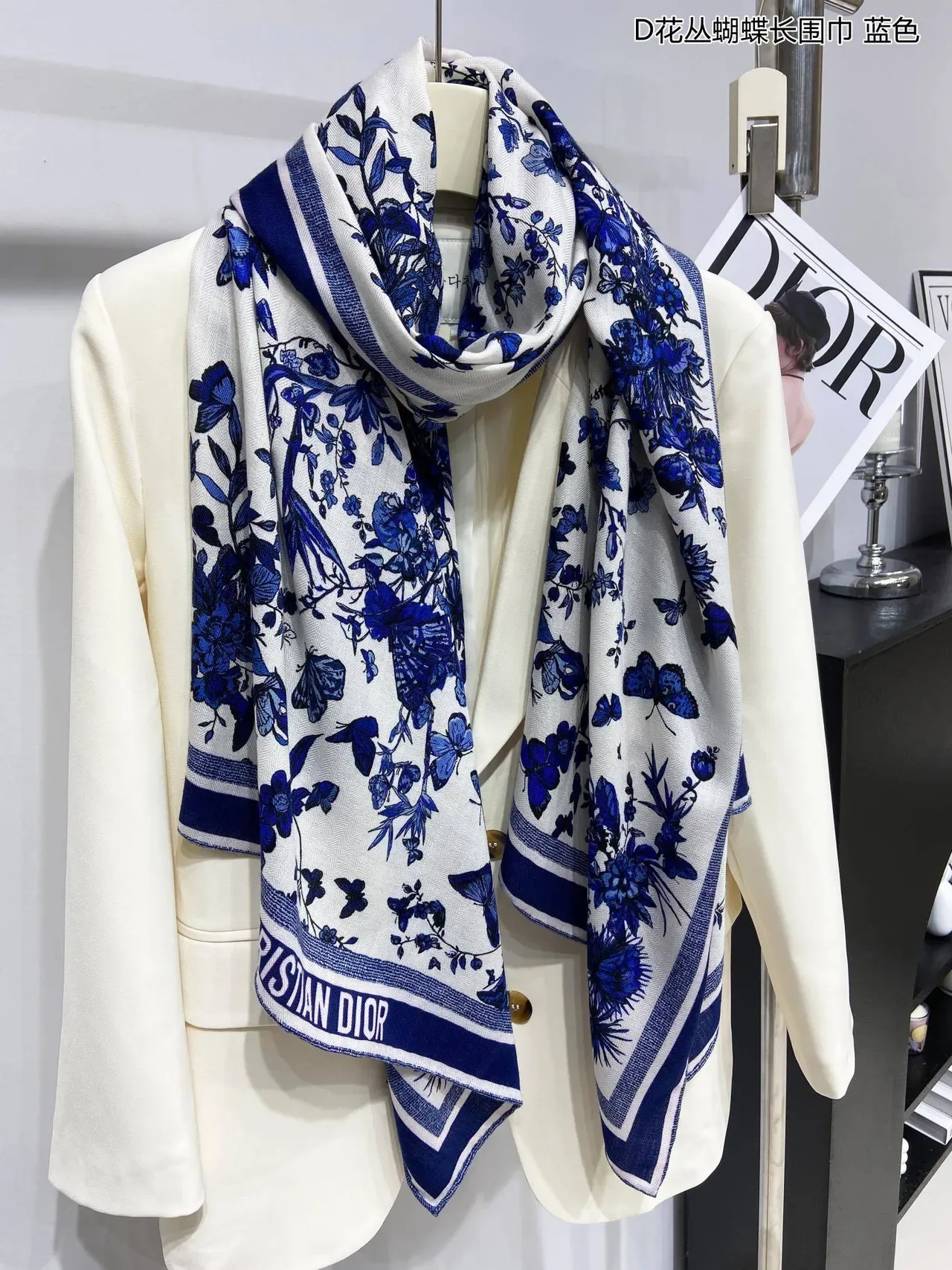 Dior Écharpe de Soie Motif Floral de Papillon Bleu et Blanc 9