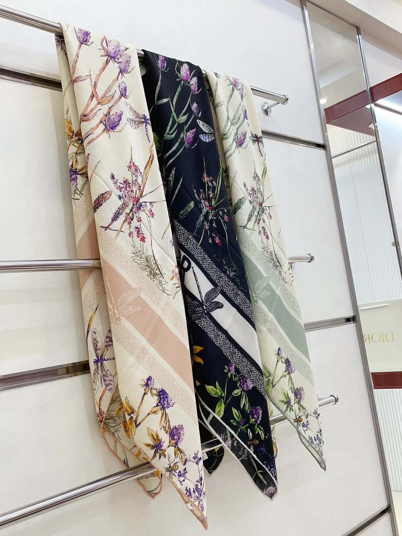 Dior Bufanda de Seda Negra con Estampado Floral 2