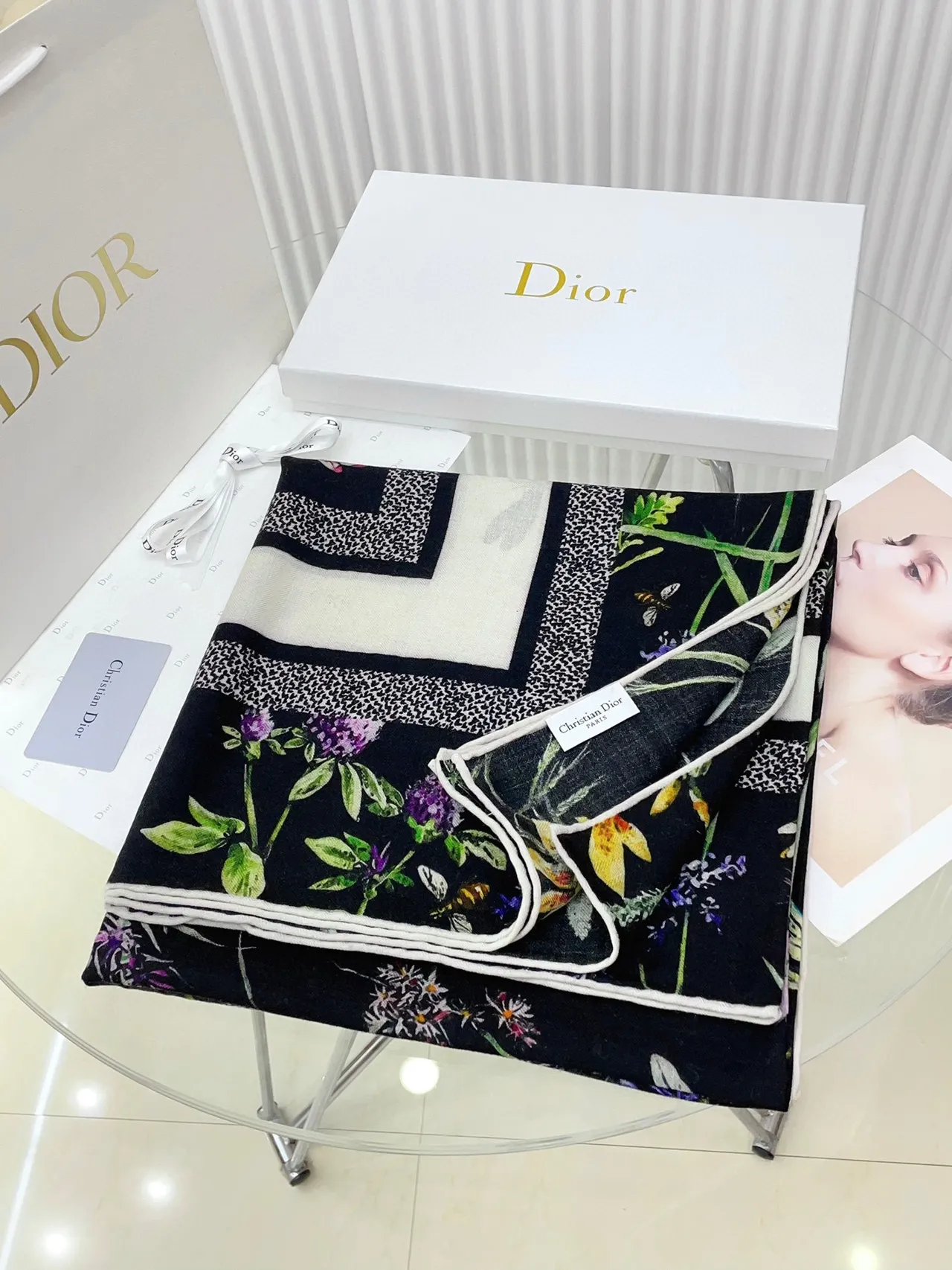 Dior Bufanda de Seda Negra con Estampado Floral 4