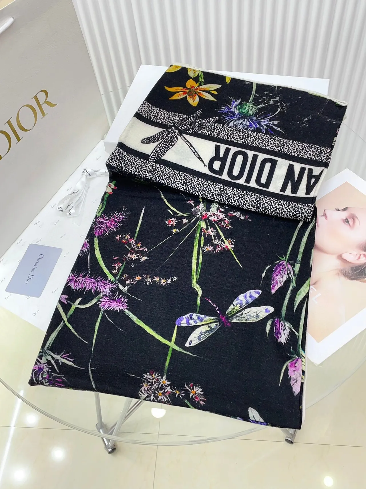Dior Bufanda de Seda Negra con Estampado Floral 9