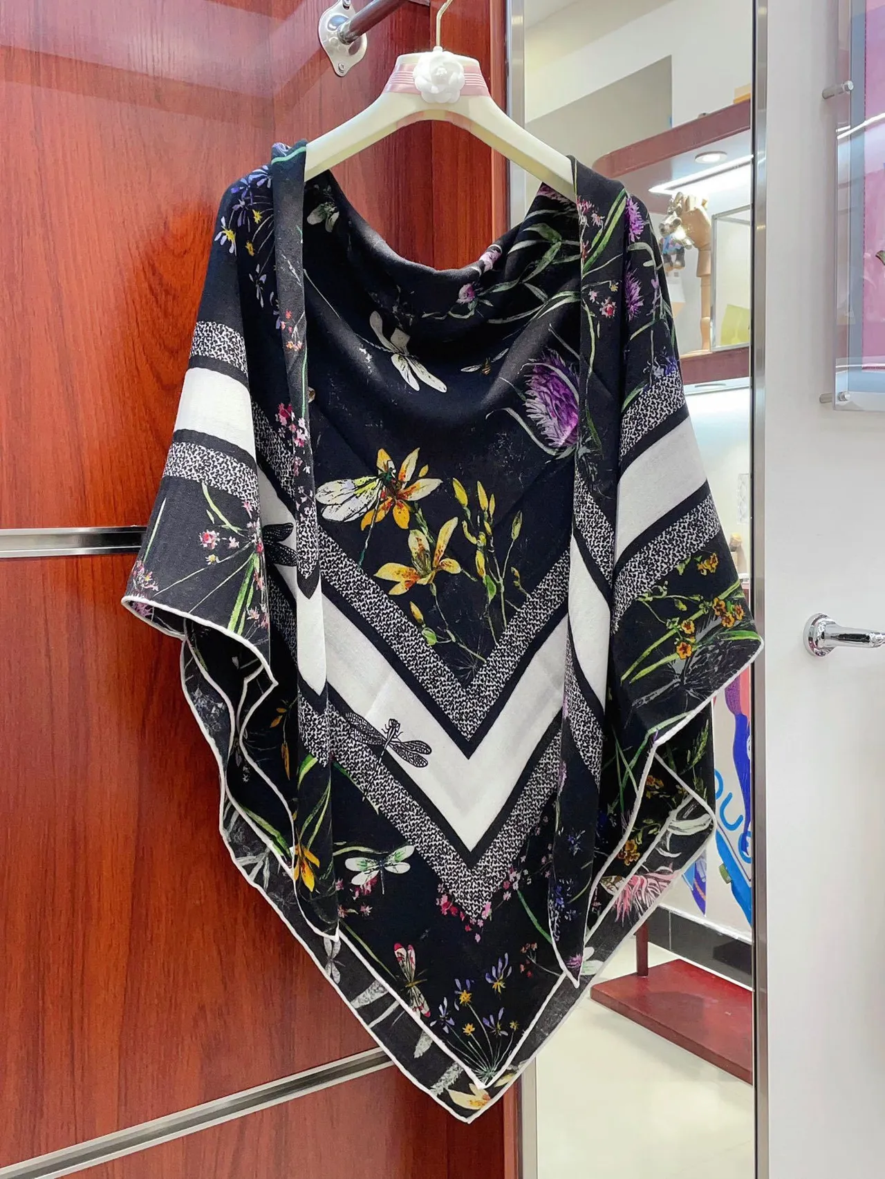Dior Bufanda de Seda Negra con Estampado Floral 5