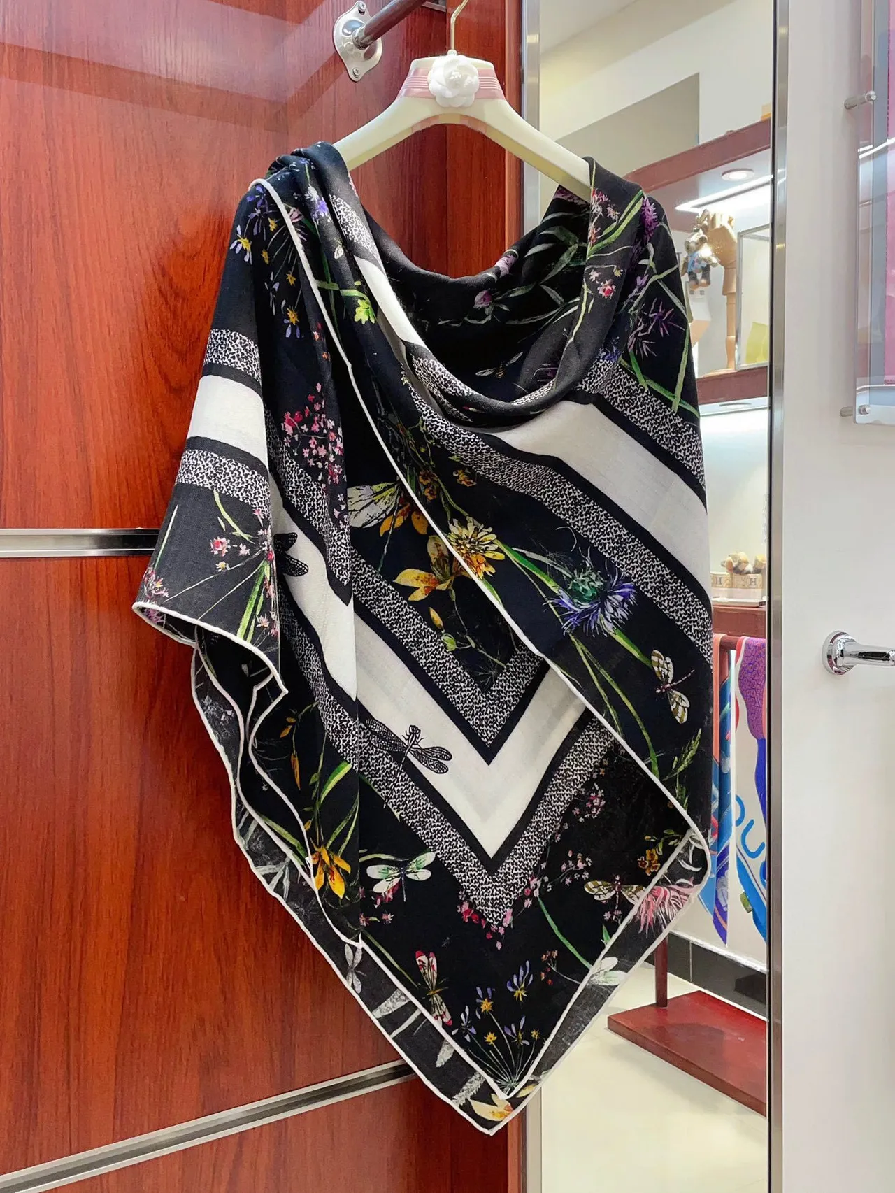 Dior Bufanda de Seda Negra con Estampado Floral 6