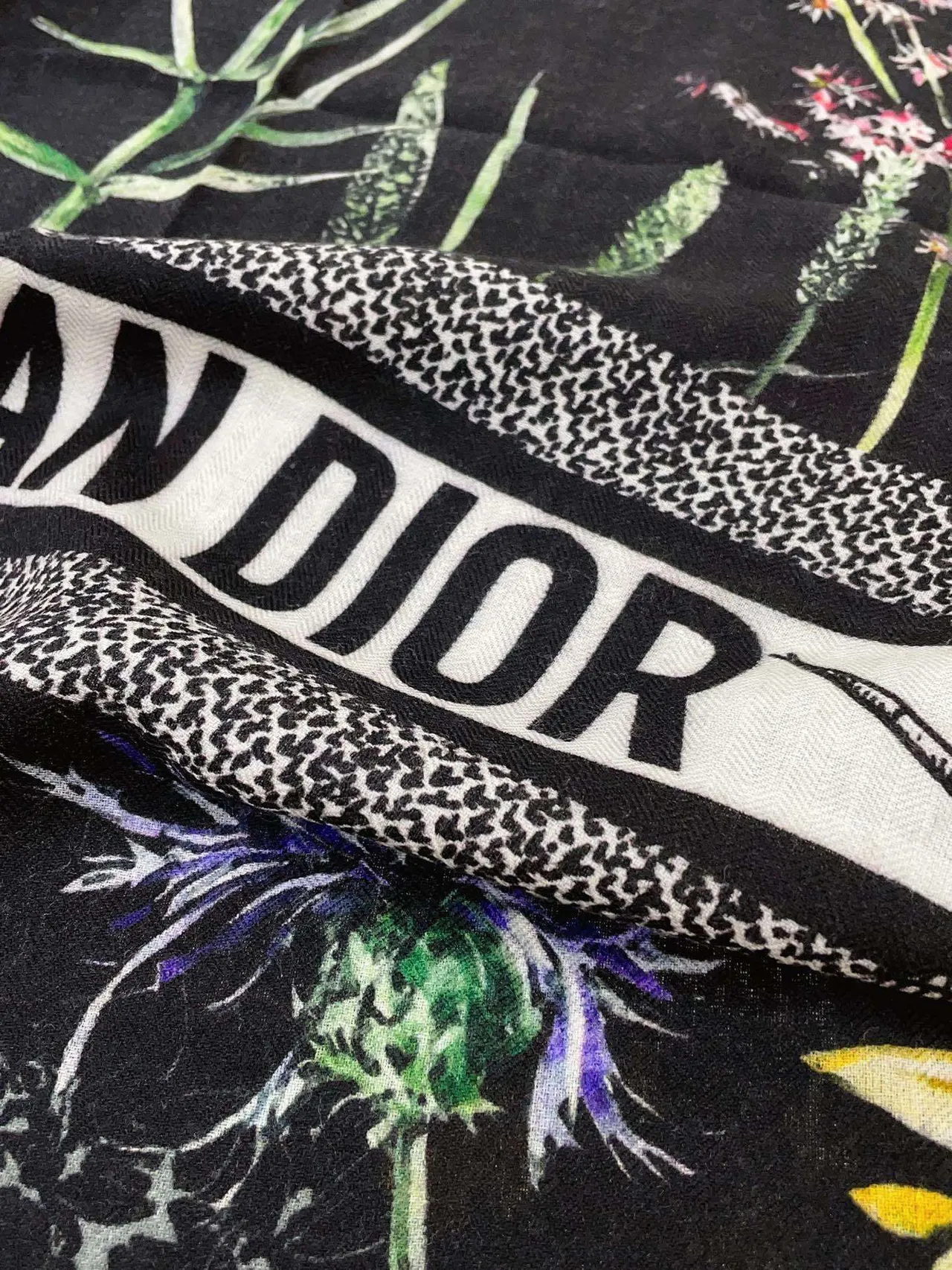 Dior Bufanda de Seda Negra con Estampado Floral 7
