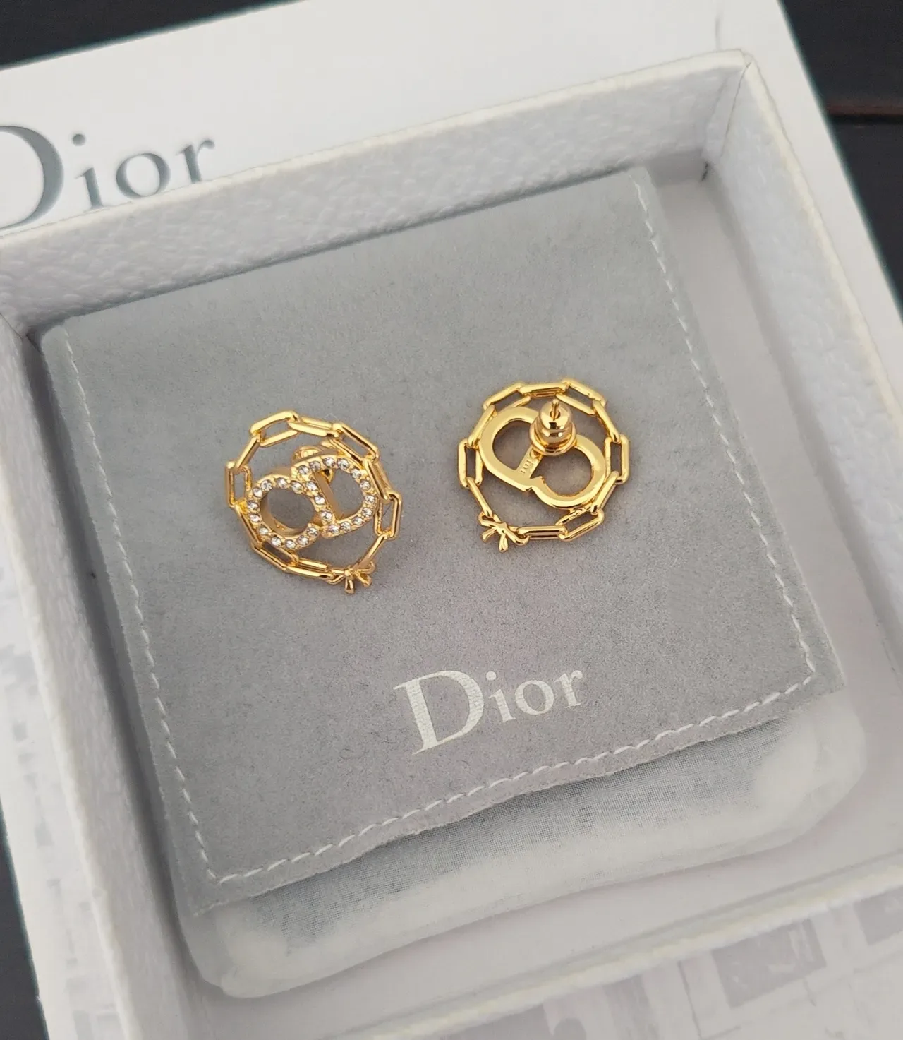 Dior Boucles d'oreilles Dorées Cristaux Pavé Chaîne Motif CD 2