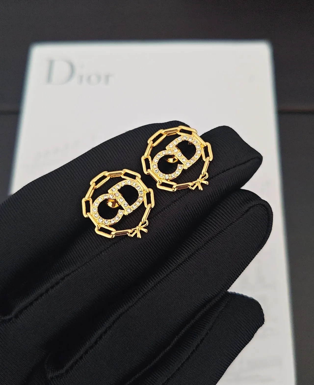 Dior Boucles d'oreilles Dorées Cristaux Pavé Chaîne Motif CD 4