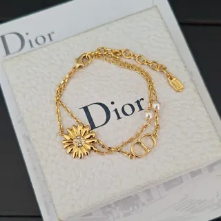 Dior سوار ذهبي أبيض مع سلاسل مزدوجة ولمسات لؤلؤ