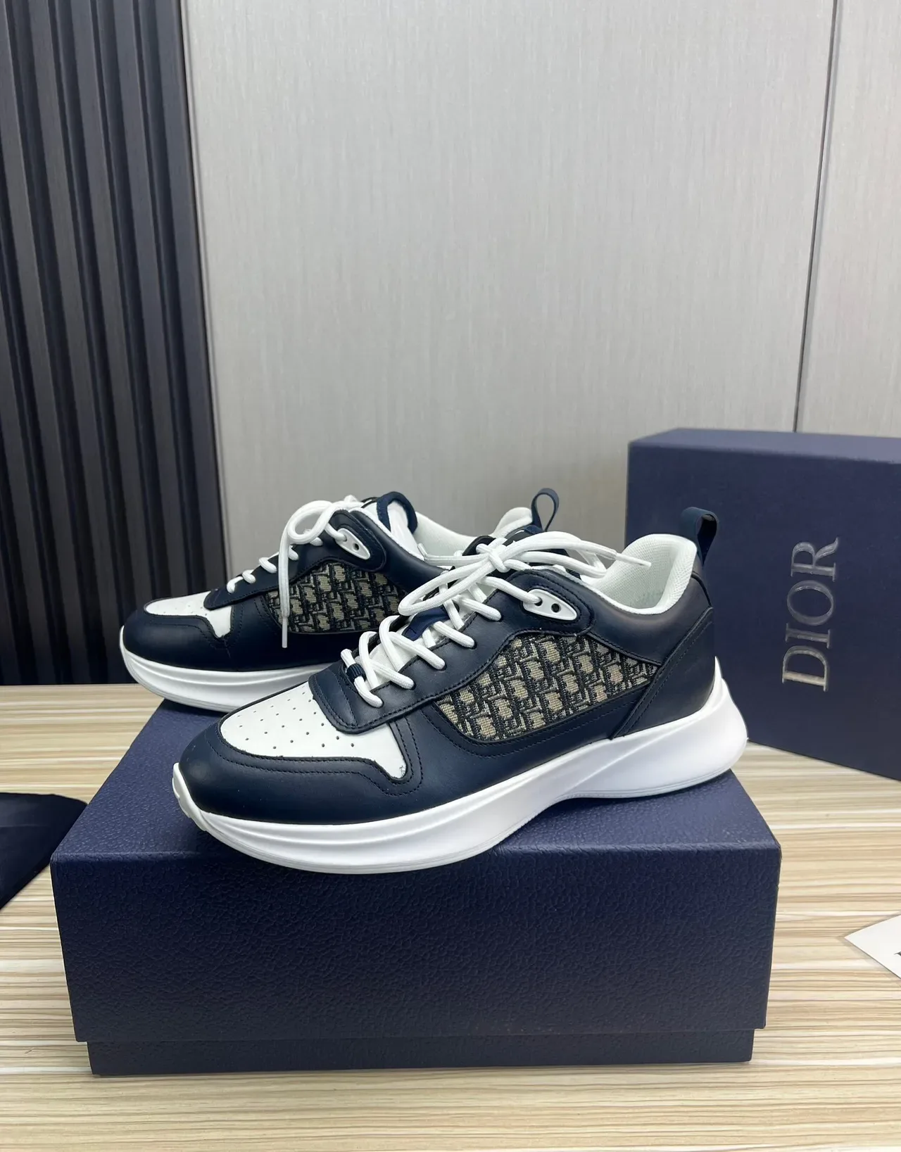 Dior Navy White لوحة نسيج مونوغرام غطاء الإصبع المثقوب سنيكرز أسلوب حياة 3