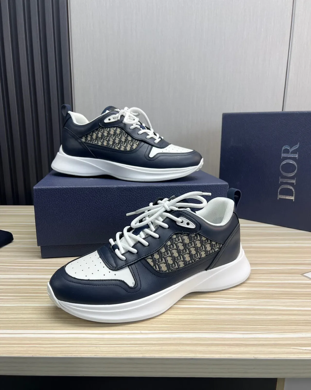 Dior Navy White لوحة نسيج مونوغرام غطاء الإصبع المثقوب سنيكرز أسلوب حياة 4