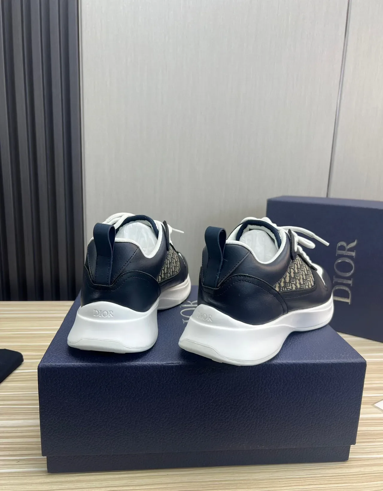 Dior Navy White لوحة نسيج مونوغرام غطاء الإصبع المثقوب سنيكرز أسلوب حياة 6