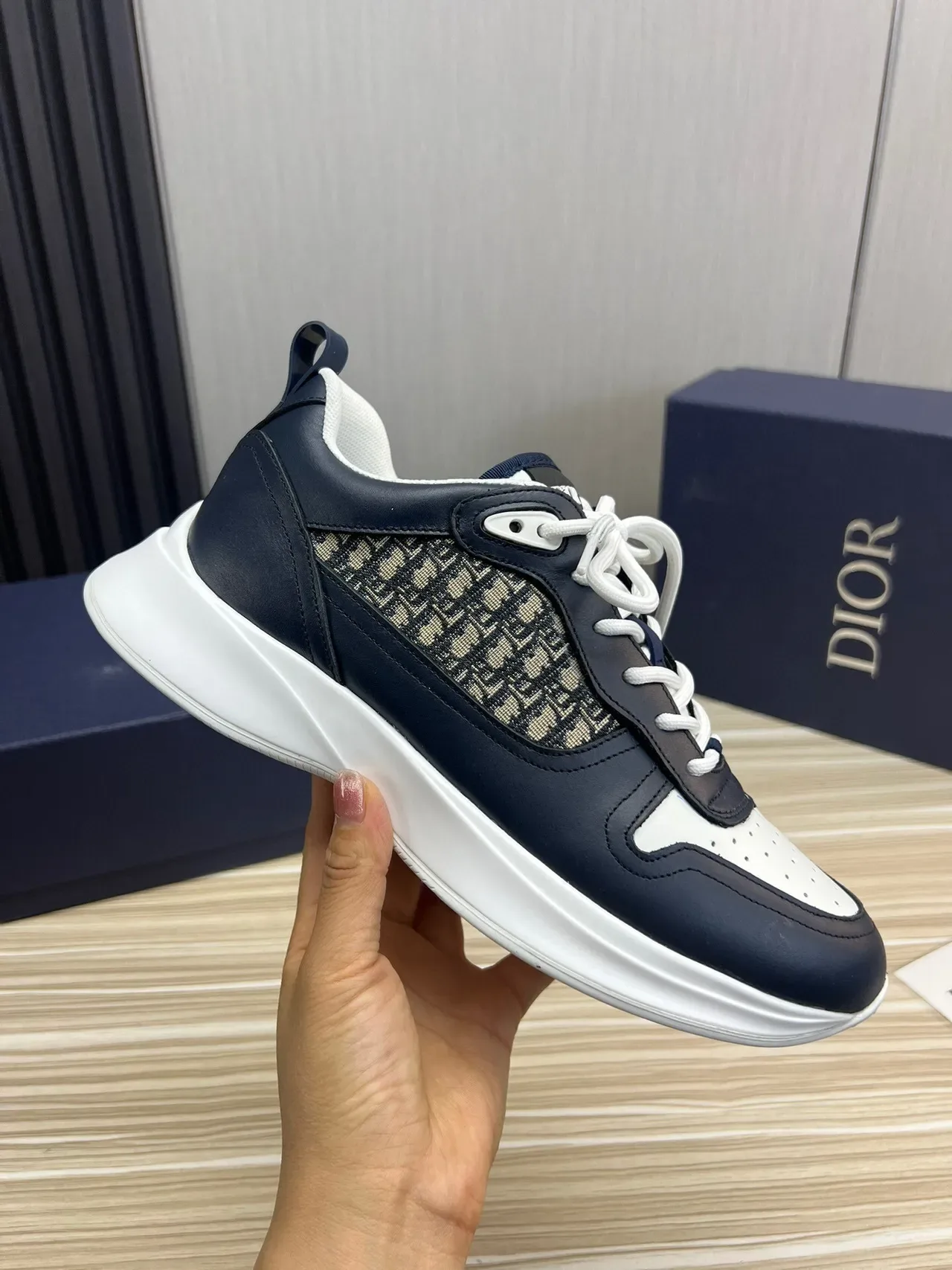 Dior Navy White لوحة نسيج مونوغرام غطاء الإصبع المثقوب سنيكرز أسلوب حياة 7