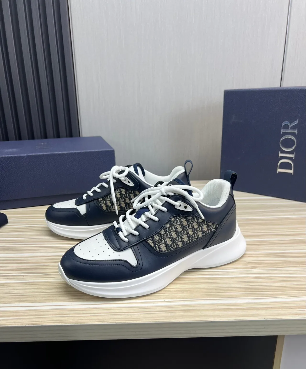 Dior Navy White لوحة نسيج مونوغرام غطاء الإصبع المثقوب سنيكرز أسلوب حياة 10