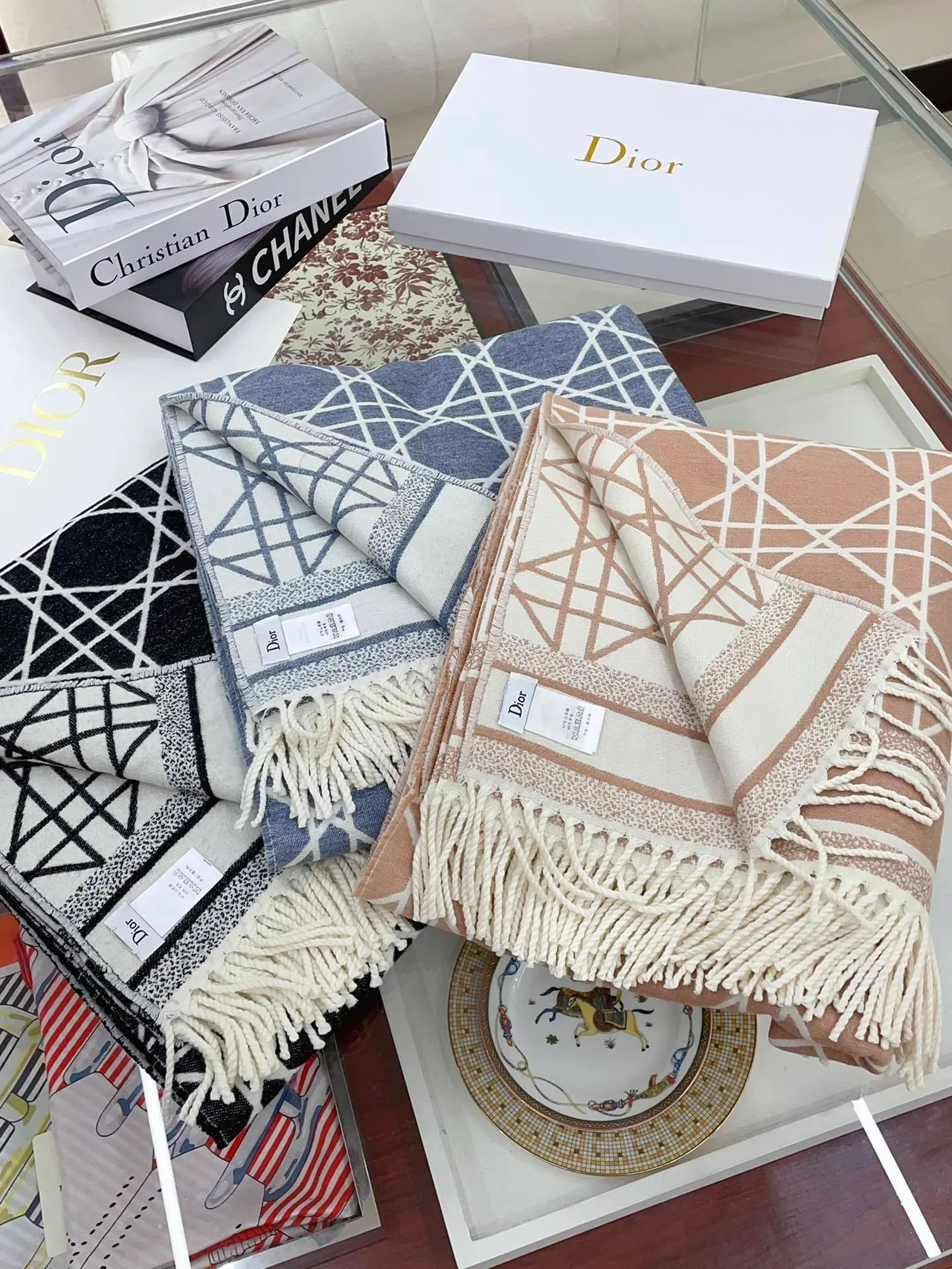 Bufanda Dior Oblique Geometric Lattice Beige y Blanco de Cachemira 4