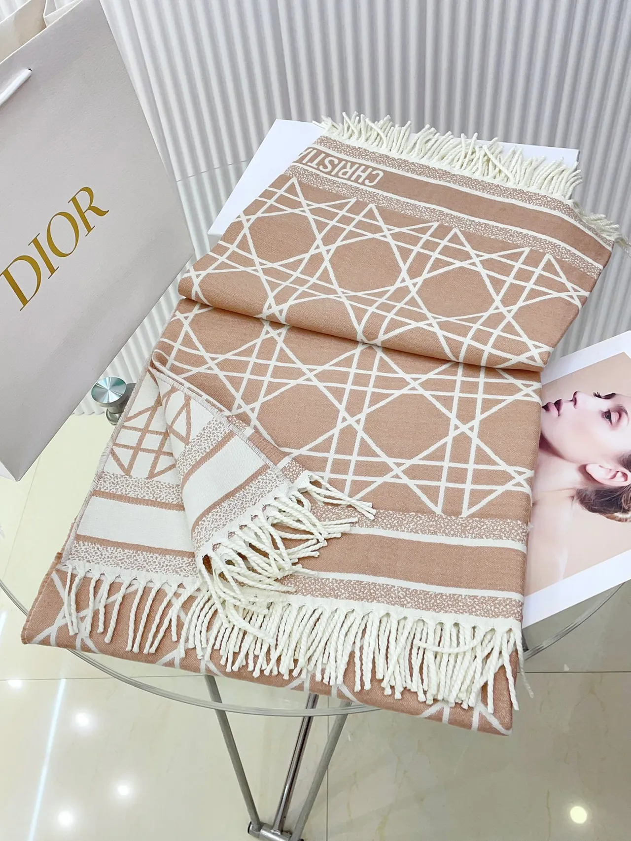 Bufanda Dior Oblique Geometric Lattice Beige y Blanco de Cachemira 2