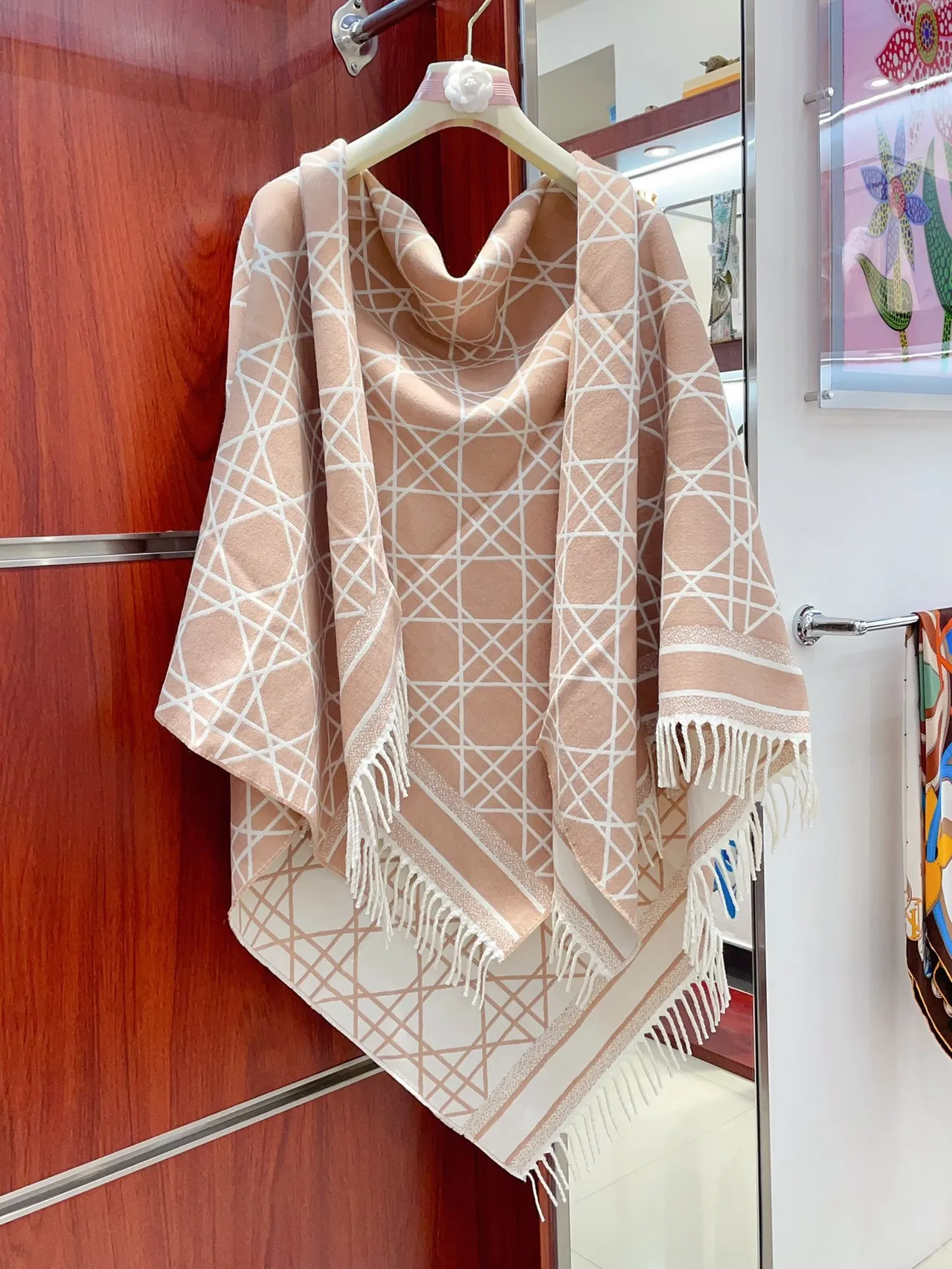 Bufanda Dior Oblique Geometric Lattice Beige y Blanco de Cachemira 6
