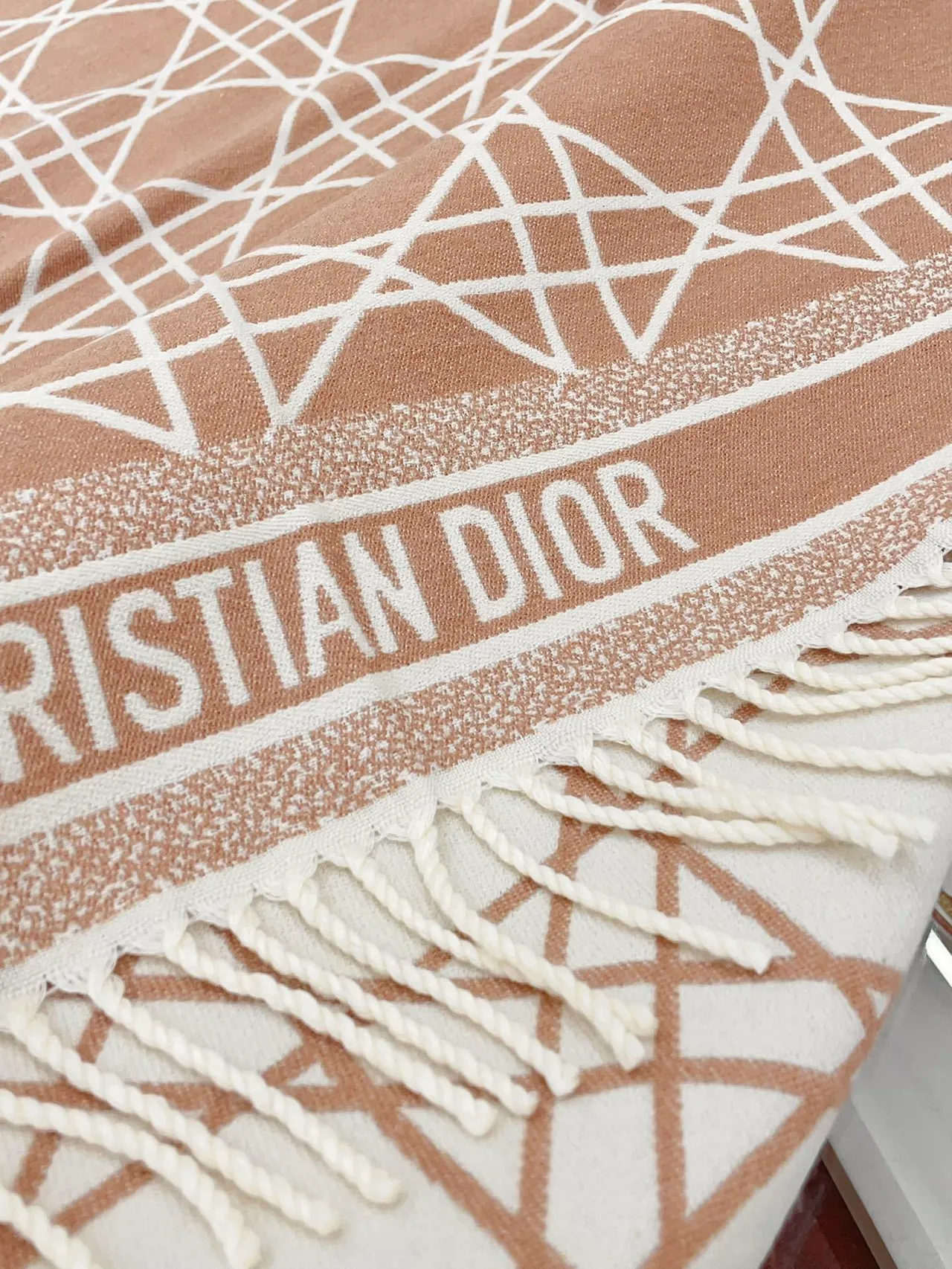 Bufanda Dior Oblique Geometric Lattice Beige y Blanco de Cachemira 8