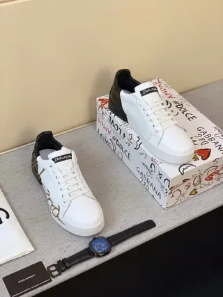 Dolce & Gabbana Portofino 白色黑色皮革鞋面 金色脚本标志 生活方式运动鞋 3