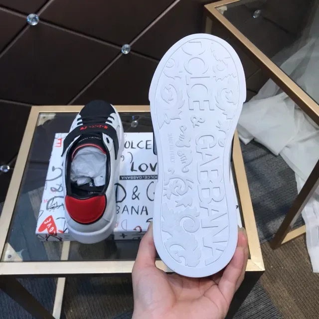 Dolce & Gabbana Zapatillas Lifestyle Blancas y Negras con Cierre de Correa y Punta Perforada 2