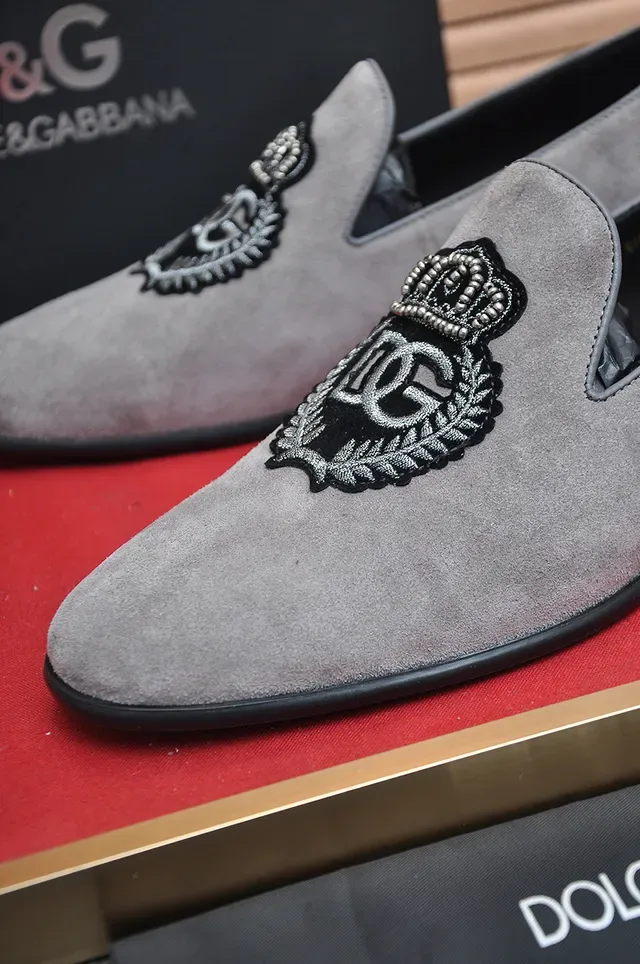 Dolce & Gabbana لوفر كرست مطروز رمادي أسود سويد 2