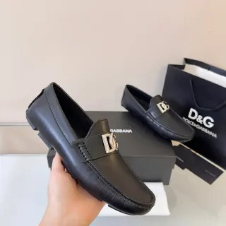 دولشي أند غابانا DG مواسينز جلد أسود بكل معدني