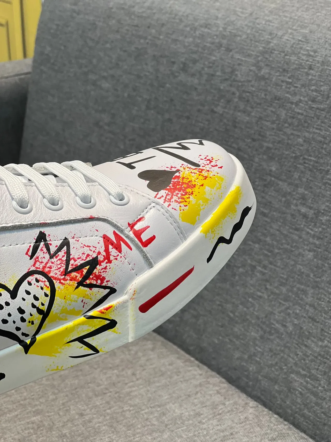 Dolce & Gabbana Graffiti-Print सादा हलुद लाल कालो लाइफस्टाइल स्निकार 3