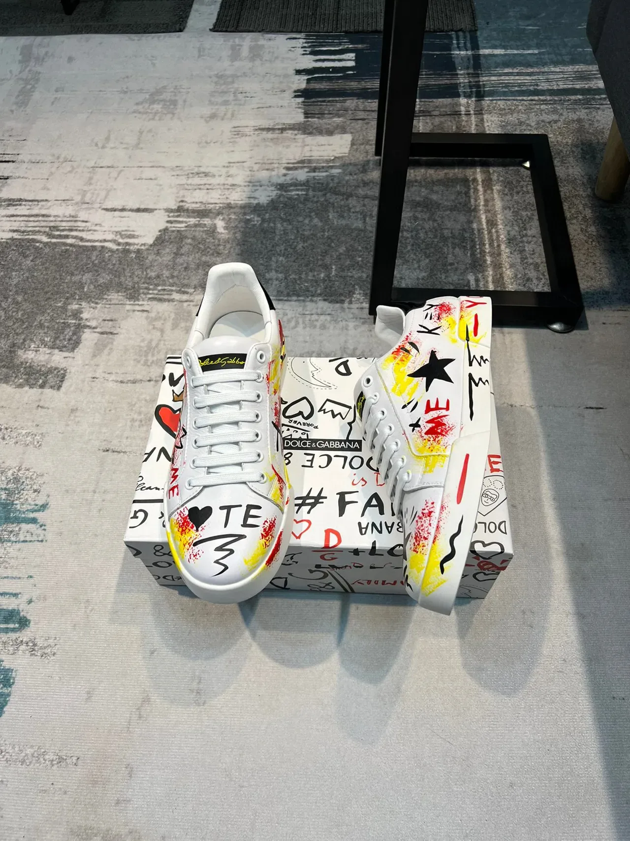 Dolce & Gabbana Graffiti-Print सादा हलुद लाल कालो लाइफस्टाइल स्निकार 4