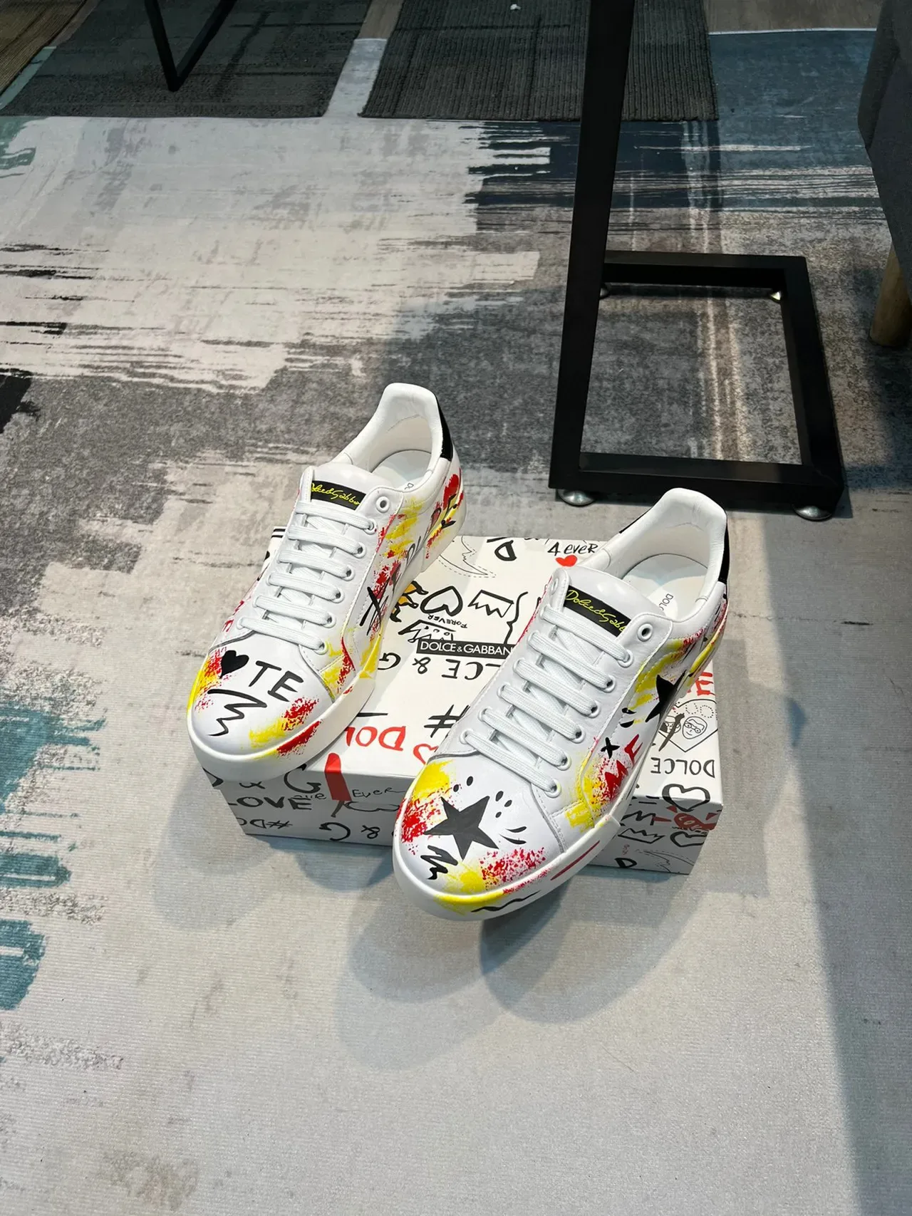 Dolce & Gabbana Graffiti-Print सादा हलुद लाल कालो लाइफस्टाइल स्निकार 5