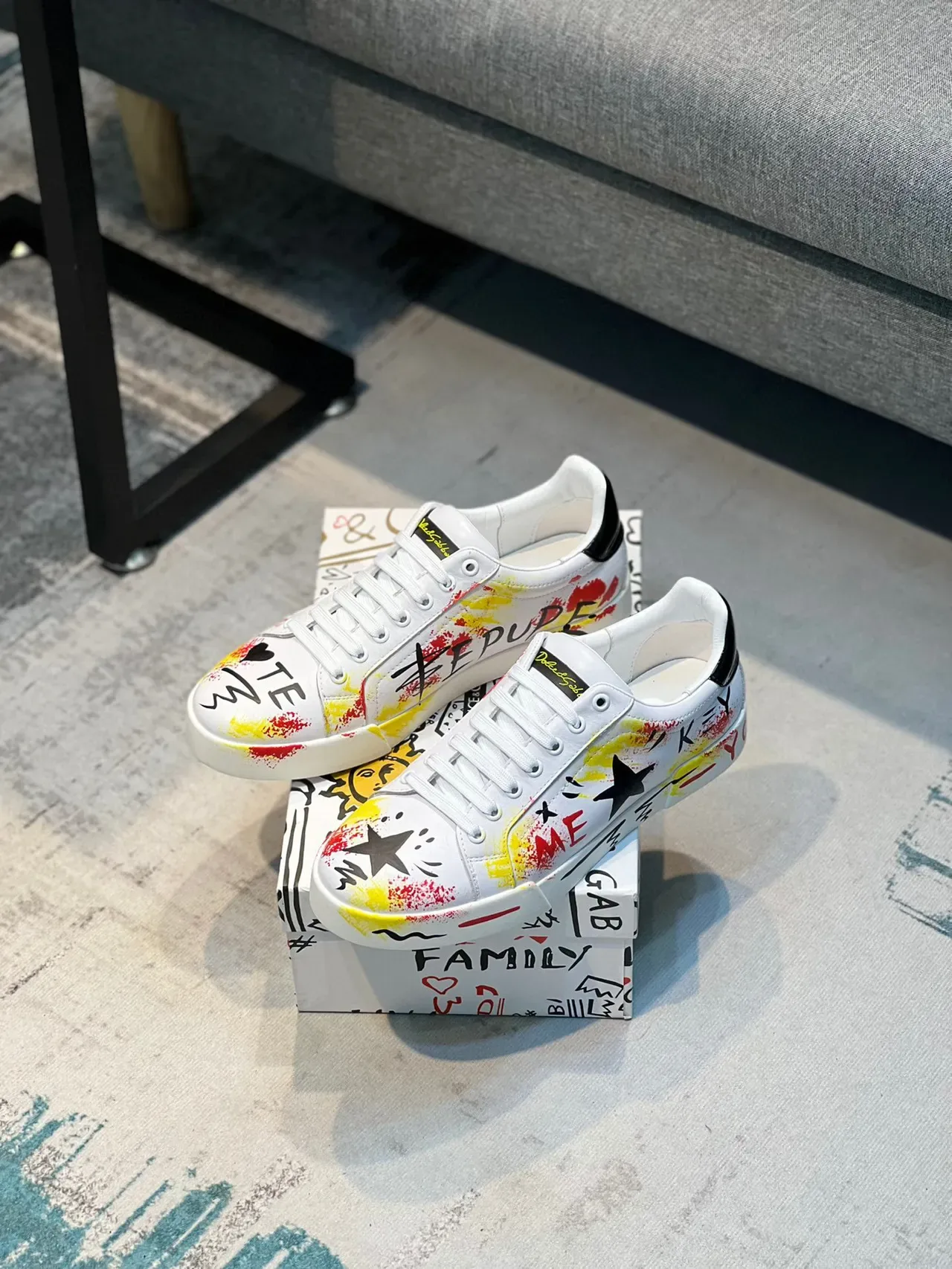 Dolce & Gabbana Graffiti-Print सादा हलुद लाल कालो लाइफस्टाइल स्निकार 7