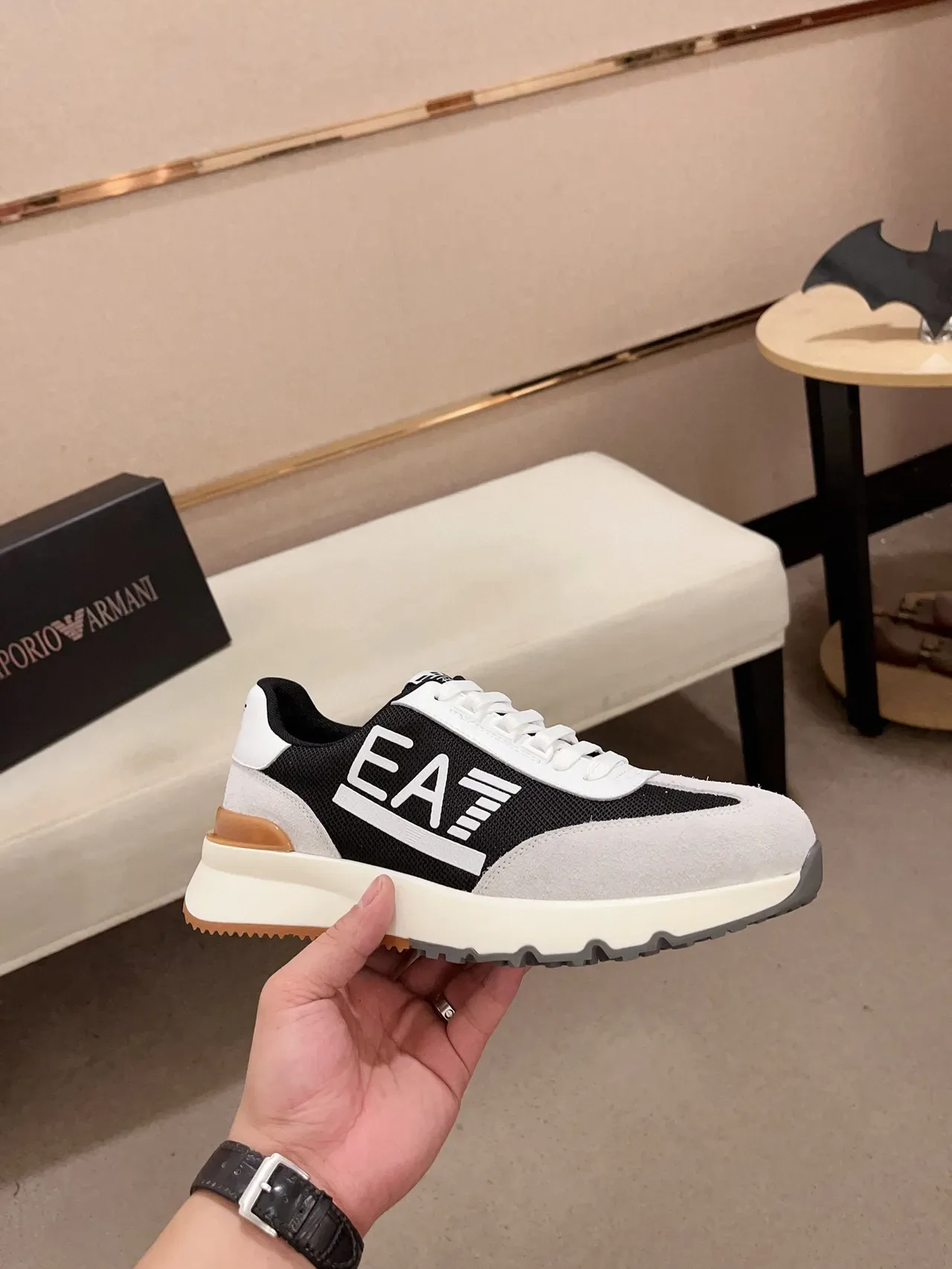 Emporio Armani काले और सफेद चंकी मिडसोल मेश और स्यूड पैनलिंग लाइफस्टाइल स्नीकर 4